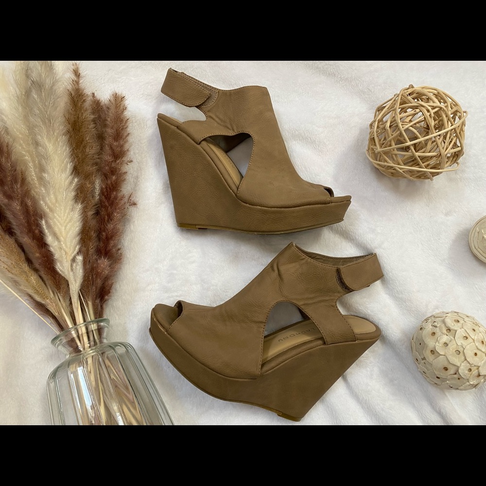 Tan/Beige Wedge Heels | Platform Heels | Size: 8
